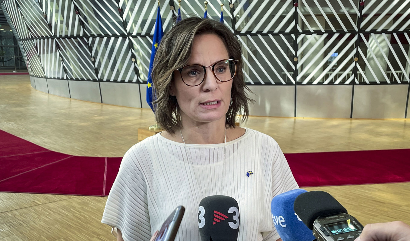 EU-minister Jessika Roswall (M) på väg in till tisdagens ministermöte i Bryssel. Foto: Wiktor Nummelin/TT