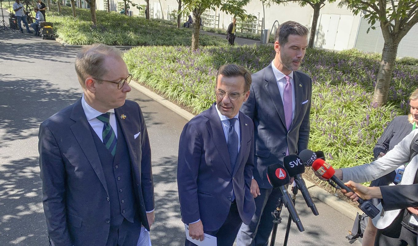 Utrikesminister Tobias Billström (M), statsminister Ulf Kristersson (M) och biståndsminister Johan Forssell (M) håller en pressträff utanför FN:s generalförsamling. Foto: Jonas Cullberg/TT