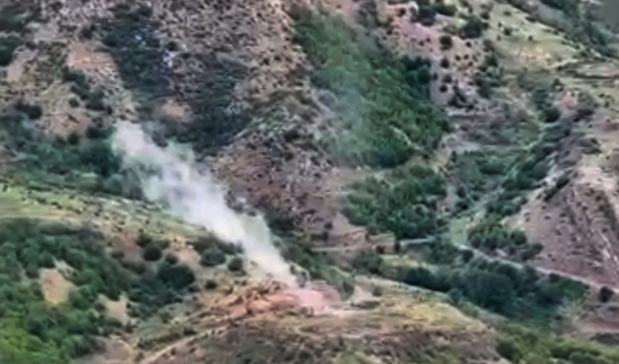 Bild från en film som sägs visa rök efter ett anfall i Nagorno-Karabach på tisdagen. Foto: Azerbajdzjans försvarsdepartement/AP/TT