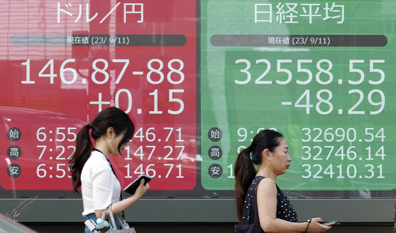 Det var blandad utveckling på Asiens ledande börser under förmiddagshandeln på fredagen. Arkivbild. Foto: Eugene Hoshiko/AP/TT