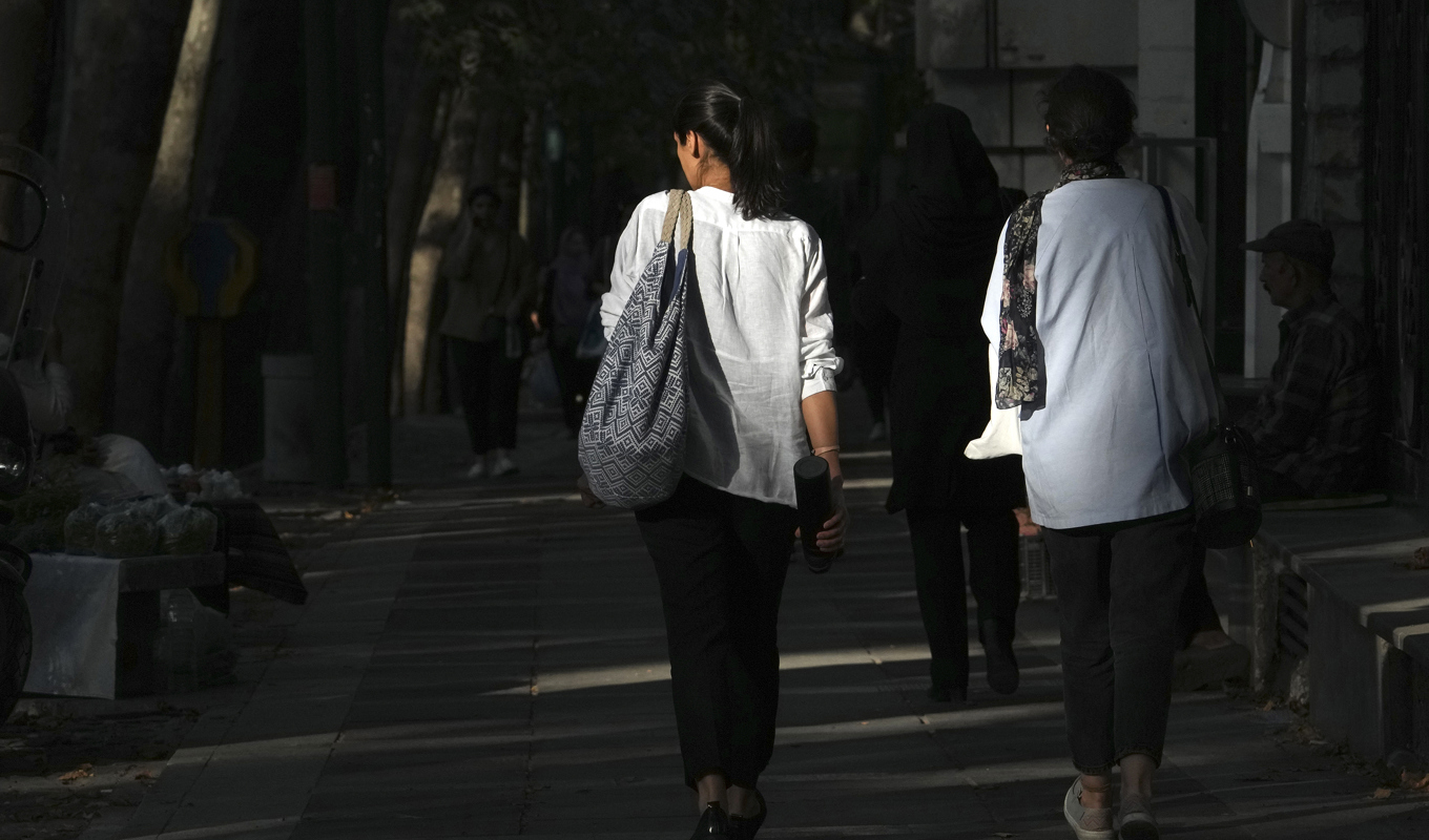 Allt fler kvinnor i Iran har struntat i att bära slöja, något landets konservativa styre vill ändra på med det nya lagförslaget. Arkivbild. Foto: Vahid Salemi/AP/TT