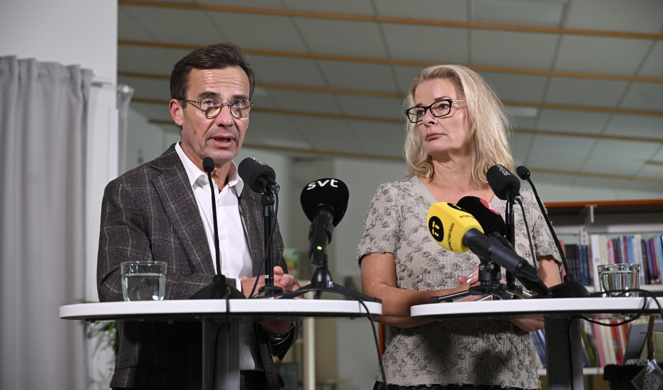 Statsminister Ulf Kristersson (M) skolminister Lotta Edholm (L) under pressträff efter ett besök på Edboskolan i Huddinge. Foto: Anders Wiklund/TT