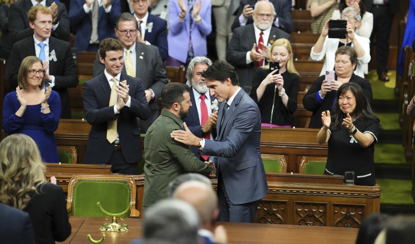 Ukrainas president Volodymyr Zelenskyj, till vänster, tas emot av Kanadas premiärminister Justin Trudeau i parlamentet i Ottawa. Foto: Sean Kilpatrick/AP/TT