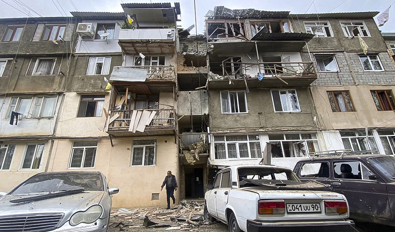 Byggnad i den regionala huvudstaden Stepanakert efter attacker tidigare under veckan. Foto: Siranush Sargsyan/AP/TT