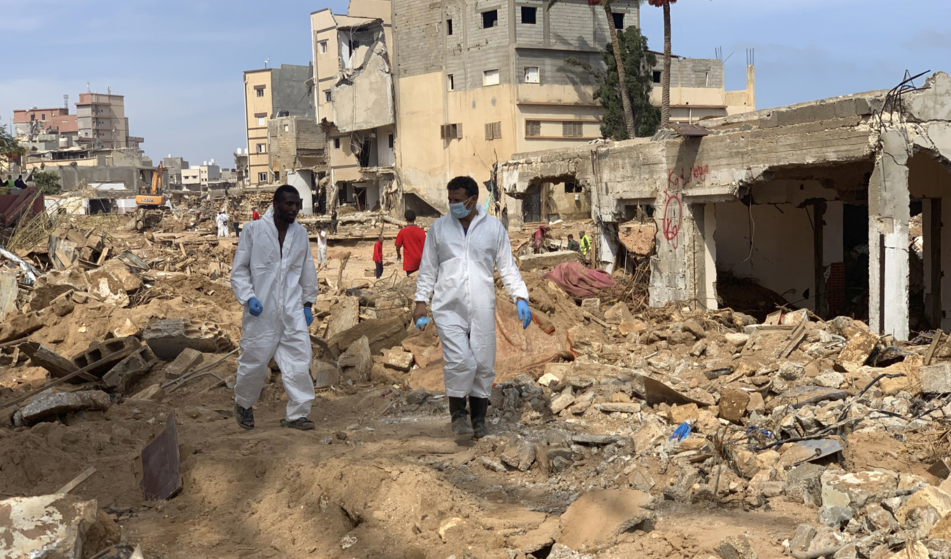 Räddningsarbetare söker efter offer för översvämningarna i den hårt drabbade staden Darnah. Bilden är tagen den 17 september. Foto: Yousef Murad/AP/TT