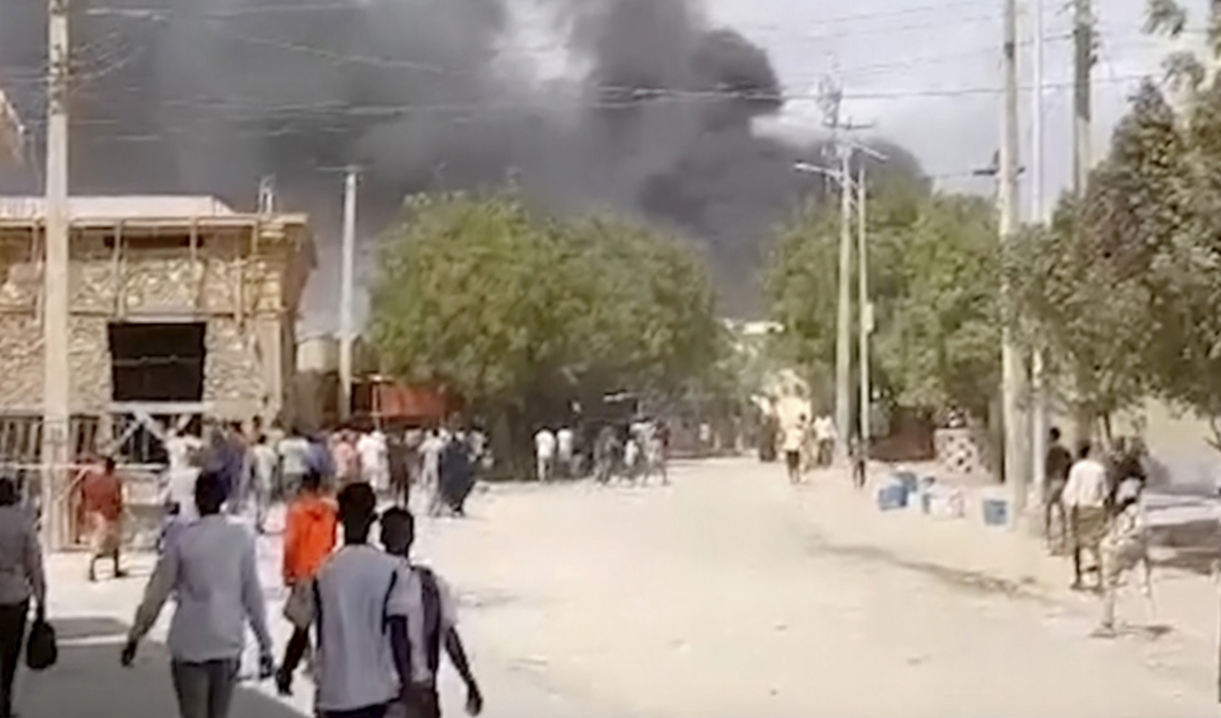 En kraftig explosion ägde rum i Beledweyne i centrala Somalia, när en lastbil packad med sprängämnen körde rakt in i en säkerhetskontroll. Minst 13 människor har mist livet i attacken. Foto: AP/TT