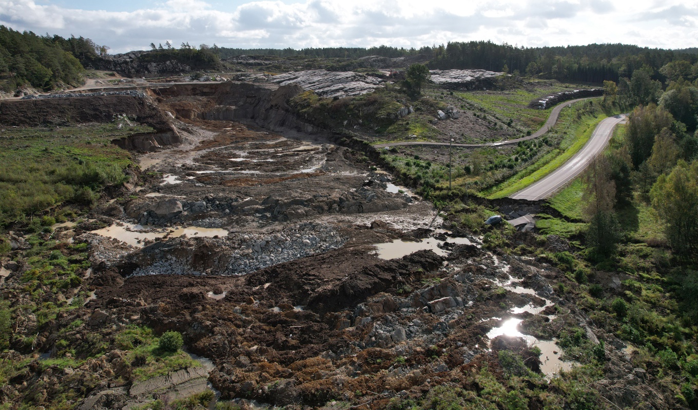 Bilder från platsen visar att skredet har börjat från området vid bygget (längst bak i bild) och sedan fortsatt ned över E6. Foto: Hanna Brunlöf Windell/TT