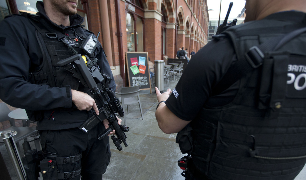 Beväpnade poliser utanför Londonstationen St Pancras. Arkivbild. Foto: Matt Dunham/AP/TT