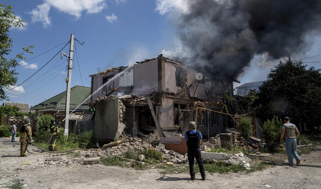 Bostadshus i brand i den ukrainska staden Cherson efter rysk beskjutning i somras. Arkivbild. Foto: Evgeniy Maloletka/AP/TT