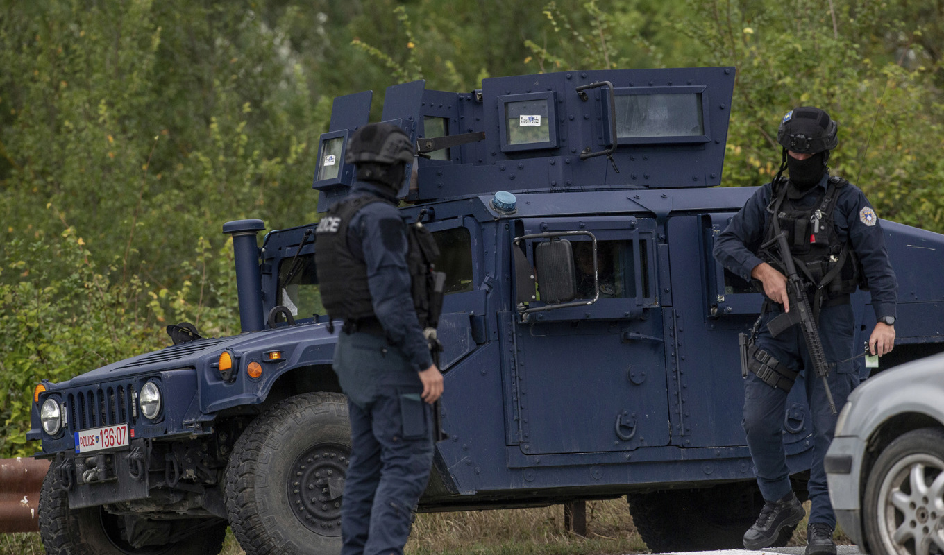 Polis i Kosovo genomför sökande efter misstänkta gärningsmän efter söndagens attack. Foto: Visar Kryeziu/AP/TT