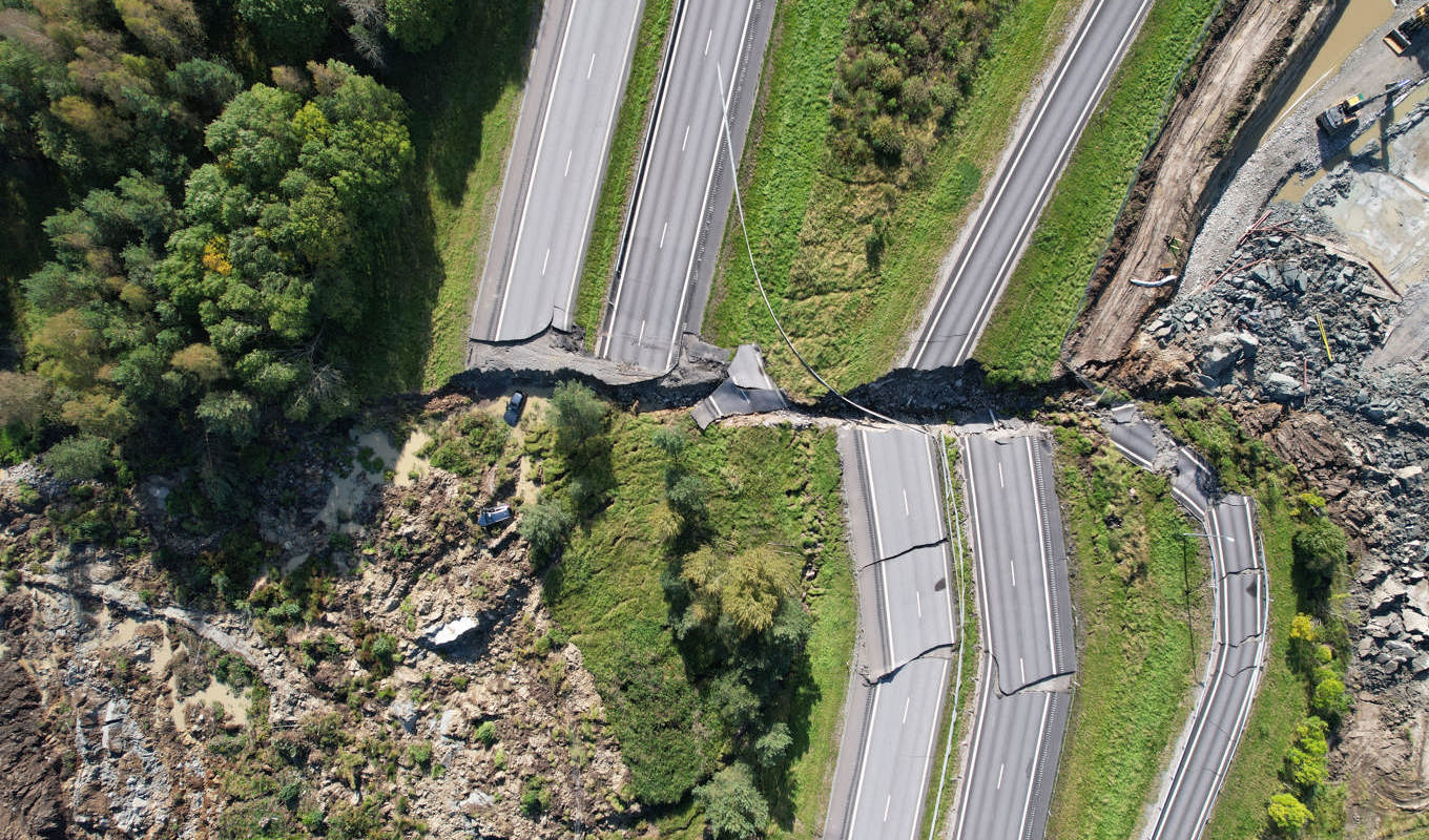 Jordskredet som kapade E6:an i Stenungsund innebär att en pulsåder har gått av och det kan få stora effekter för kommunen och Västsverige. Foto: Hanna Brunlöf Windell/TT