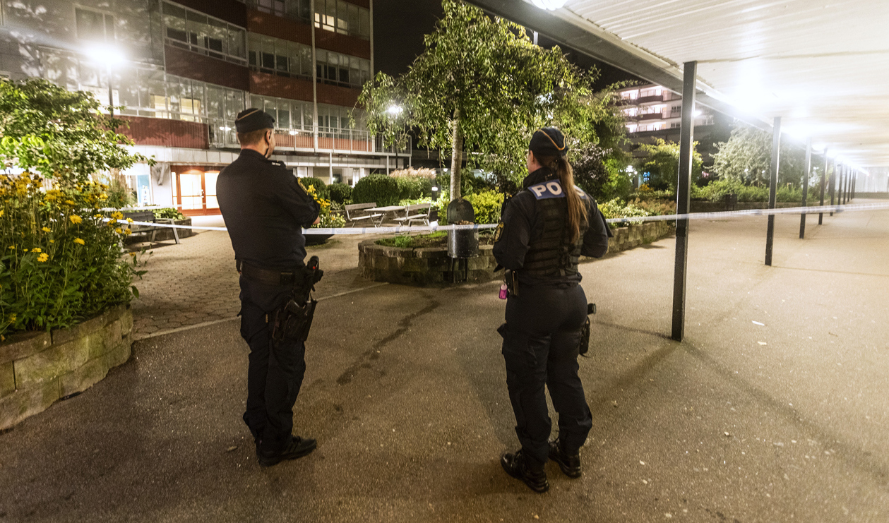 Poliser på plats vid en av de misstänkta brottsplatserna. Foto: Joachim Nywall/TT