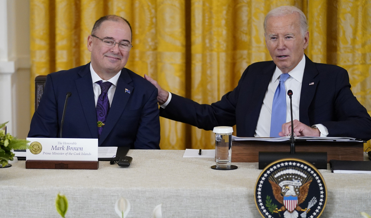 Cooköarnas premiärminister Mark Brown och USA:s president Joe Biden i Vita huset på måndagen. Foto: Evan Vucci/AP/TT