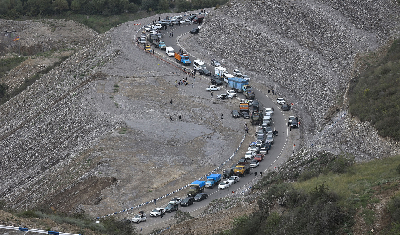 Bilköerna ringlar sig långa när tiotusentals armenier försöker lämna Nagorno-Karabach. Foto: Vasily Krestyaninov/AP/TT