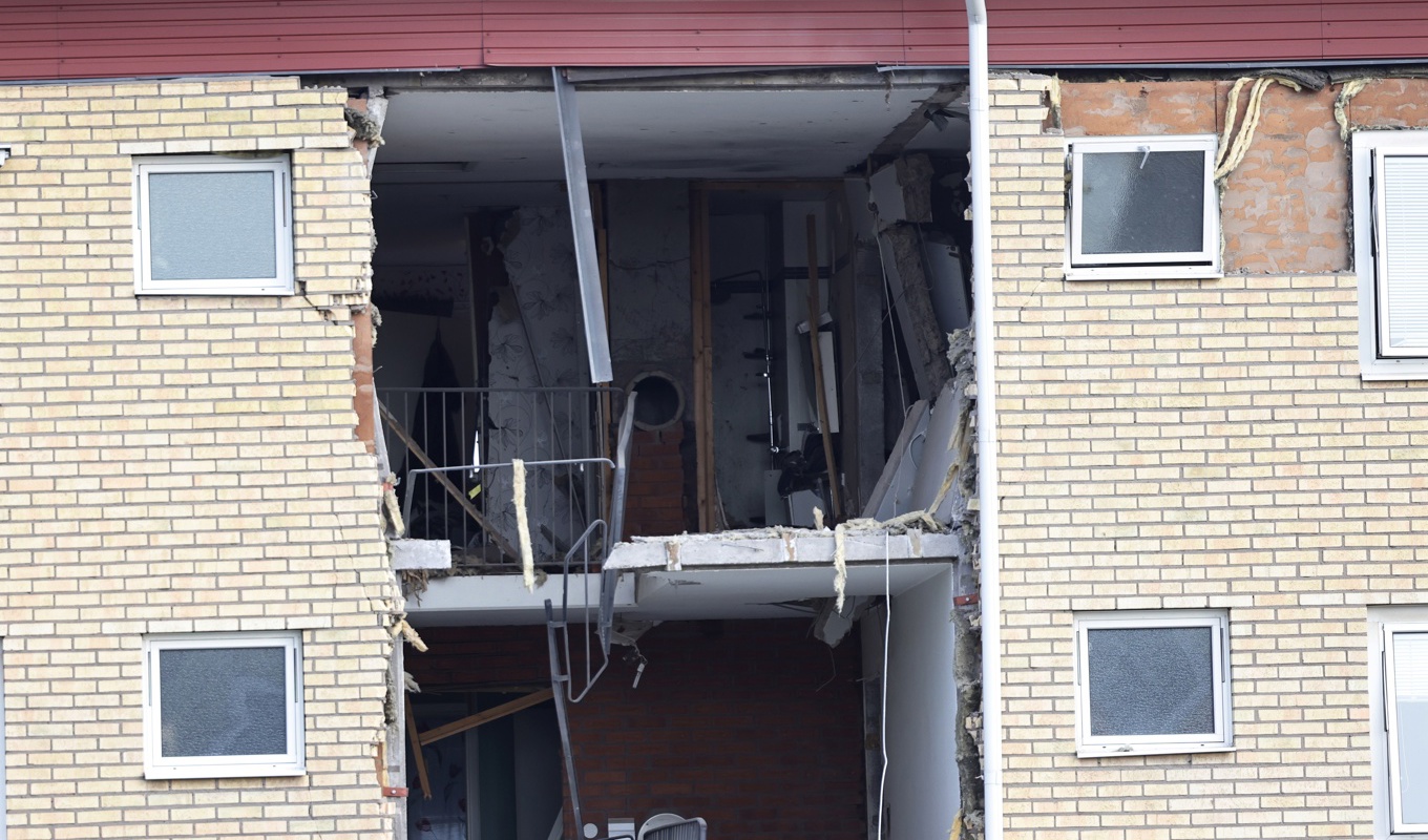 En kraftig explosion i ett bostadshus i området Ekholmen har sprängt bort ytterväggen i ett trapphus. Foto: Stefan Jerrevång/TT