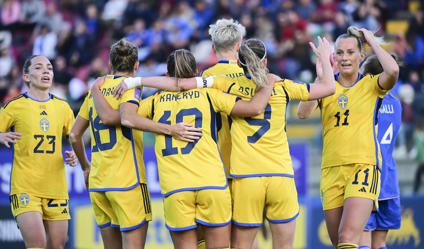 Svenskt jubel efter Johanna Rytting Kaneryds 1–0-mål i tisdagens Nations League-match borta mot Italien. Foto: Jonas Ekströmer/TT