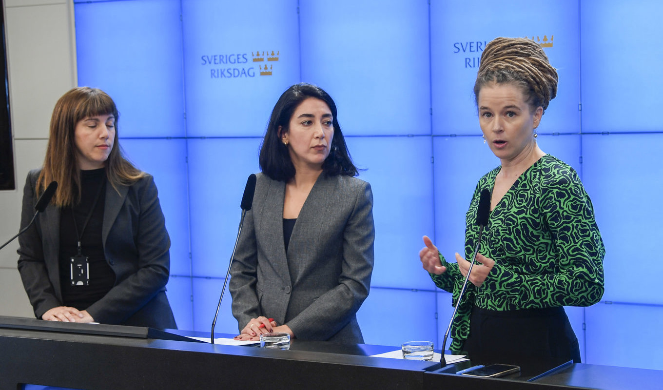 Vasiliki Tsouplaki (V), Lawen Redar (S) och Amanda Lind (MP) håller pressträff om folkbildningen. Foto: Fredrik Surell/TT