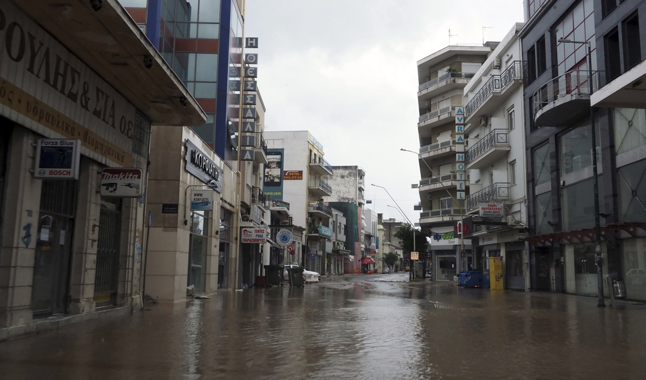 Översvämmad gata i Volos i början av september, då staden också drabbades av ett oväder. Foto: Thodoris Nikolaou/AP/TT