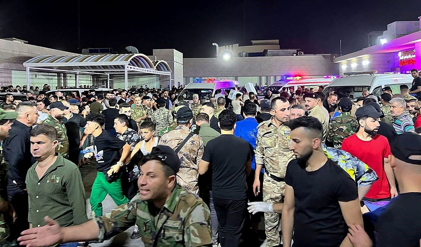 Minst 100 personer har omkommit i en brand vid ett bröllop i staden Al-Hamdaniyah i Irak och ytterligare 150 personer har skadats. Foto: Zaid al-Obeidi/AFP/TT