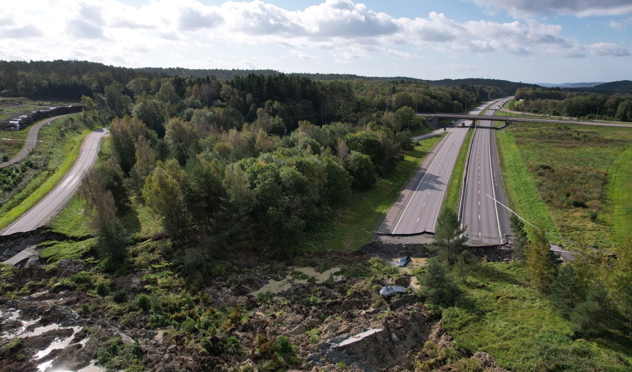 Översikt över området i Stenungsund som drabbats av jordskred i lördags morse. Foto: Hanna Brunlöf Windell/TT