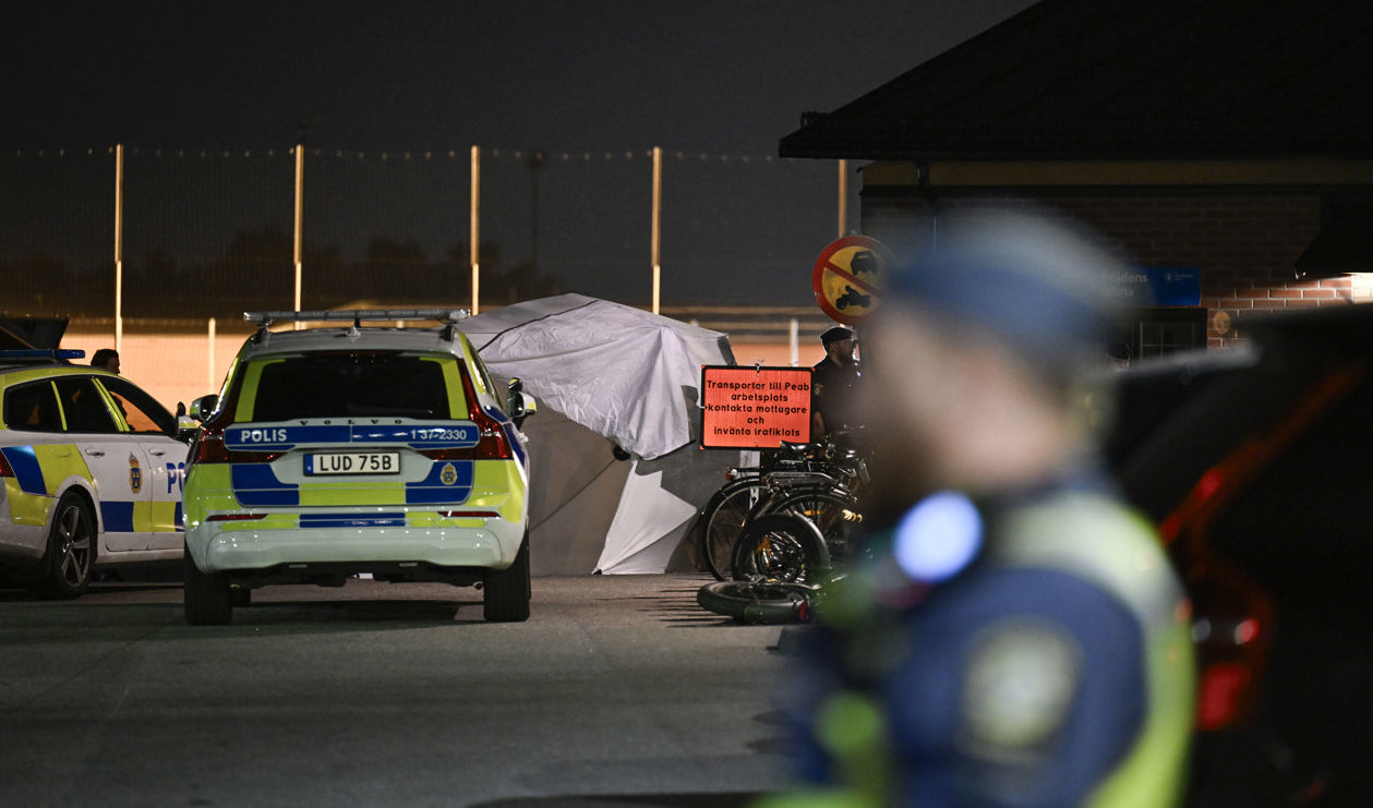Polisen på platsen där en man skjutits till döds vid Mälarhöjdens idrottsplats i Fruängen i södra Stockholm. Foto: Pontus Lundahl/TT