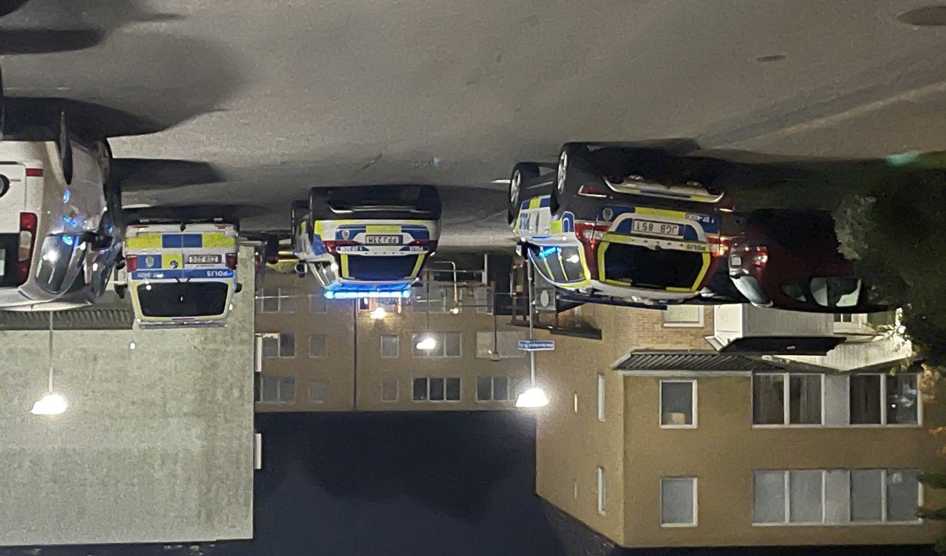 Två personer skottskadades, en av dem mycket allvarligt, vid en skjutning i Jordbro söder om Stockholm natten till torsdagen. Foto: Nils Petter Nilsson/TT