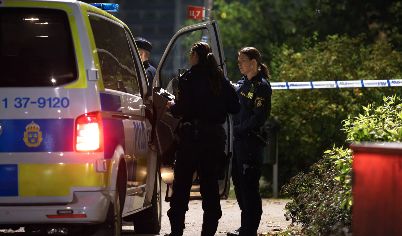 Polis på plats i Jordbro söder om Stockholm natten mot torsdag där en man sköts till döds och en annan man skadades. Arkivbild. Foto: Nils Petter Nilsson/TT