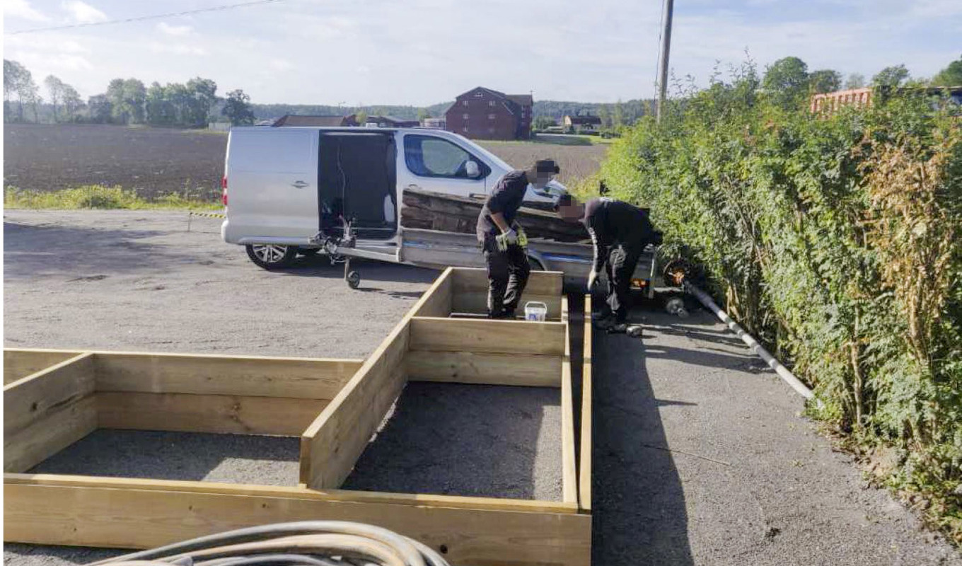 Bild från polisens förundersökning, där två av målsägarna i målet ses arbeta. Foto: Polisen