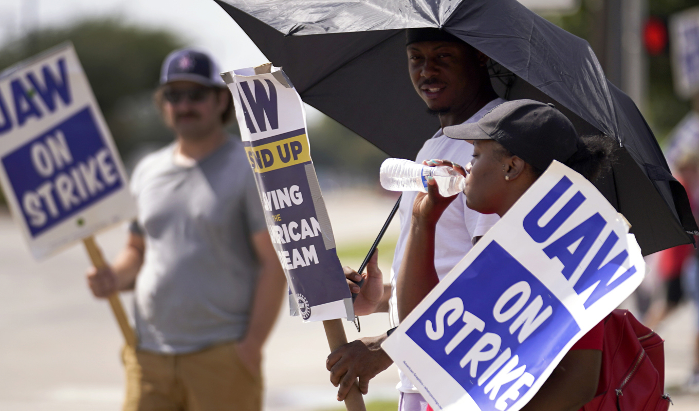Fler bilarbetare i USA går ut i strejk. Arkivbild. Foto: Tony Gutierrez/AP/TT