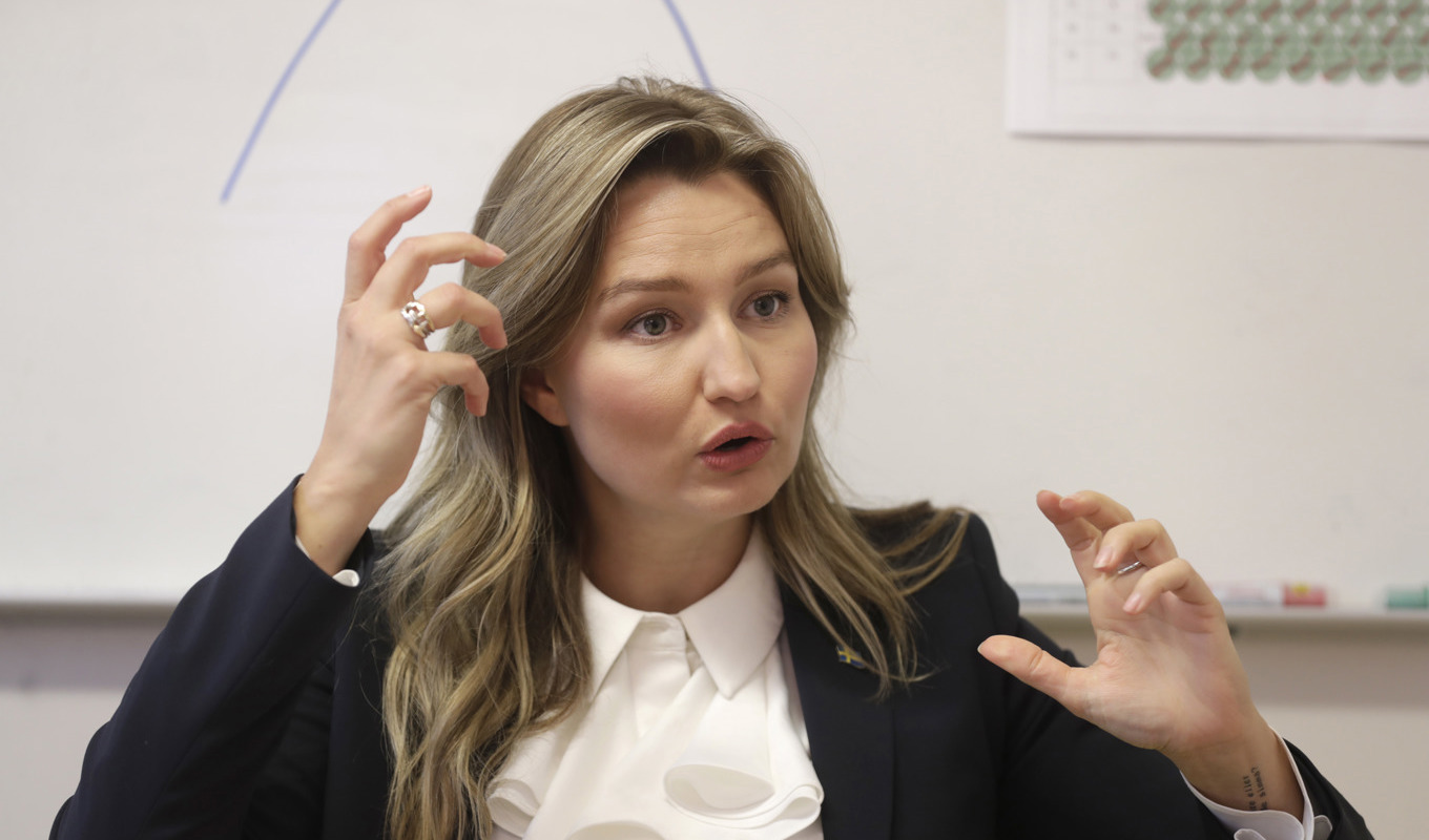 Energi- och näringsminister Ebba Bush (KD) talar om vikten av gröna industrisatsningar vid ett besök på SCA i Östrand i Sundsvall. Foto: Mats Andersson/TT