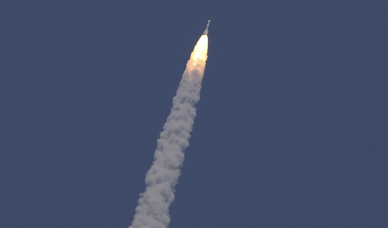 Den indiska Aditya-L1:s bärraket lyfter från Sriharikota-basen den 2 september. Foto: R. Parthibhan/AP/TT