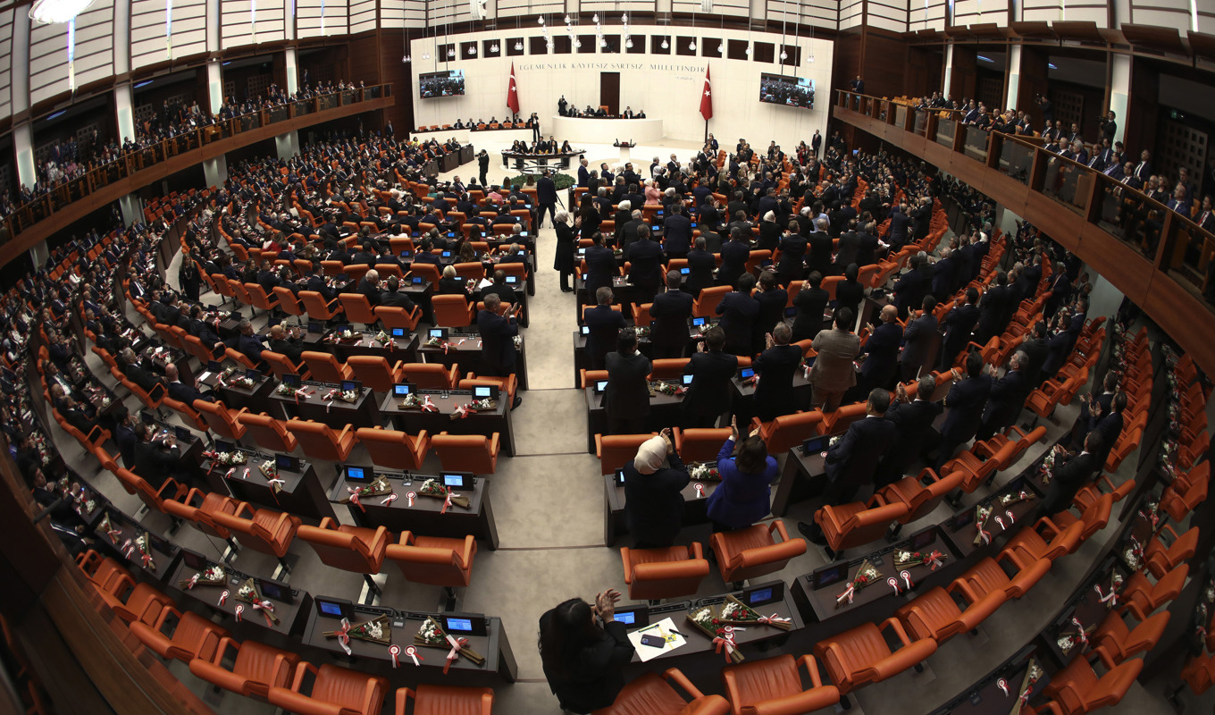 I Turkiets stora nationalförsamling sitter 600 ledamöter. Arkivbild. Foto: Ali Unal/AP/TT