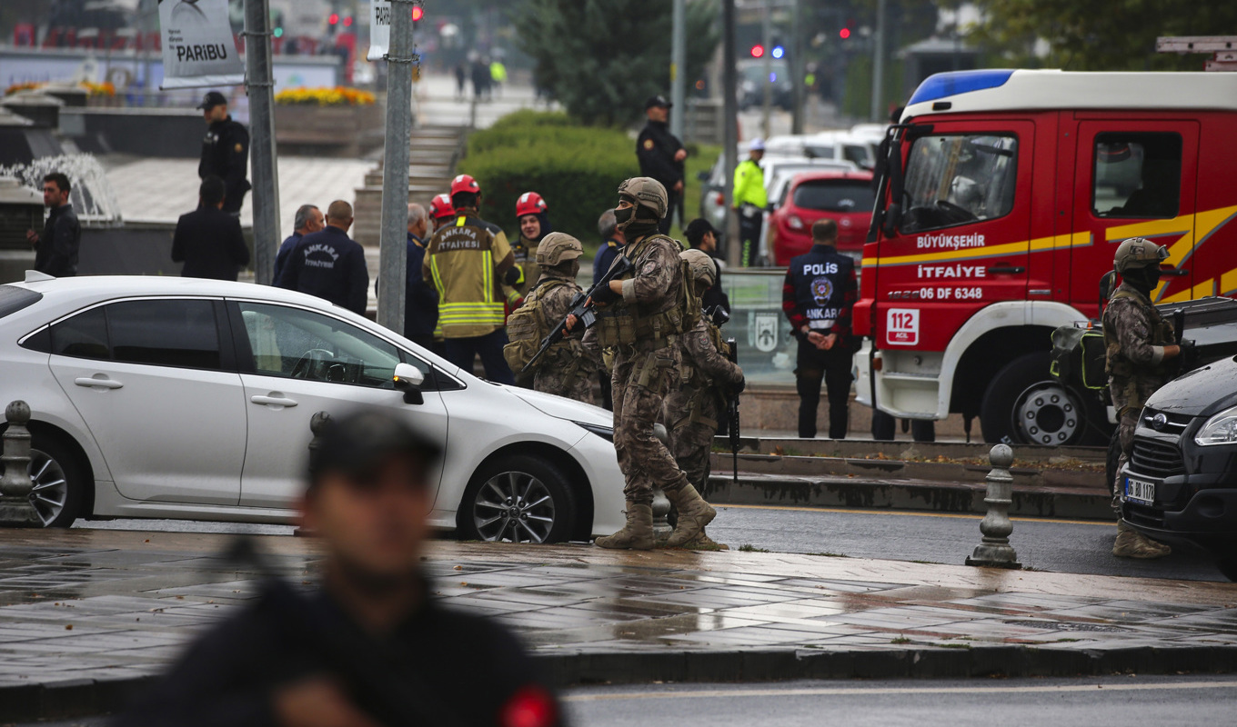 Säkerhetsstyrkor spärrar av ett område vid inrikesdepartementet i Turkiets huvudstad Ankara efter ett självmordsdåd. Foto: Ali Unal/AP/TT