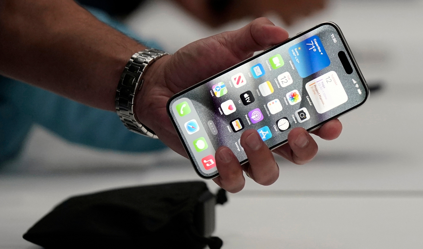 Apples nya mobiltelefon, Iphone 15 Pro, lanserades i september. Arkivbild Foto: Jeff Chiu AP/TT