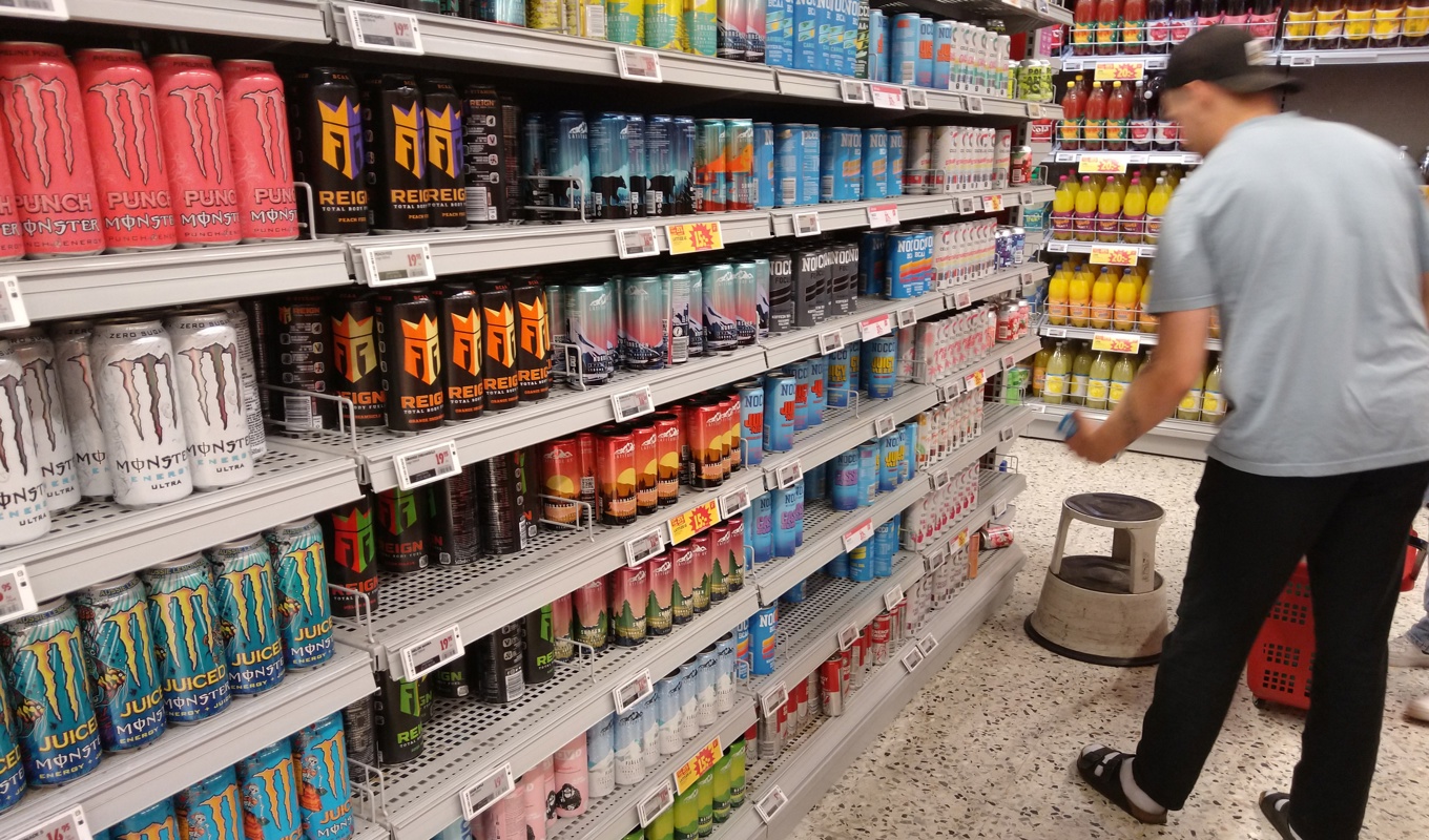Dagligvaruhandeln har fått signaler från skolor att försäljningen av energidrycker kan utgöra ett problem då elevernas koncentration kan påverkas av energidrycker. Foto: Eva Sagerfors