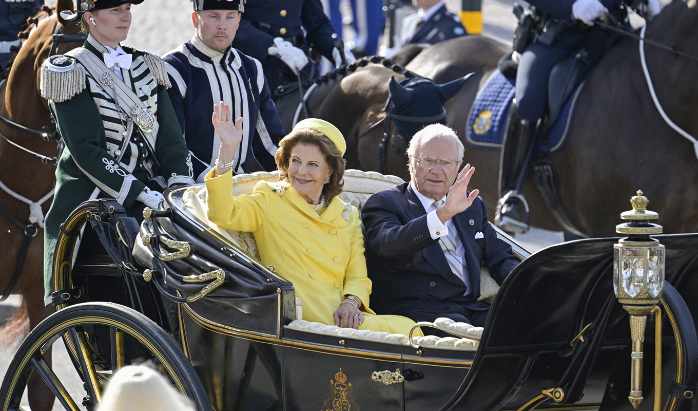 Kung Carl Gustaf och drottning Silvia i kortege med häst och vagn genom centrala Stockholm i samband med kung Carl XVI Gustafs 50-årsjubileum på tronen. Foto: Janerik Henriksson/TT