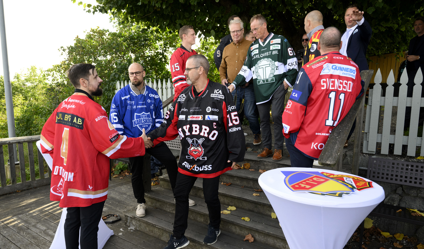 Viktor Tuurala, tränare i Kalmar HC, hälsar på Tommy Samuelsson, tränare i hårdsatsande Nybro, vid upptaktsträffen. Vilket lag vinner derbyt? Foto: Jessica Gow/TT