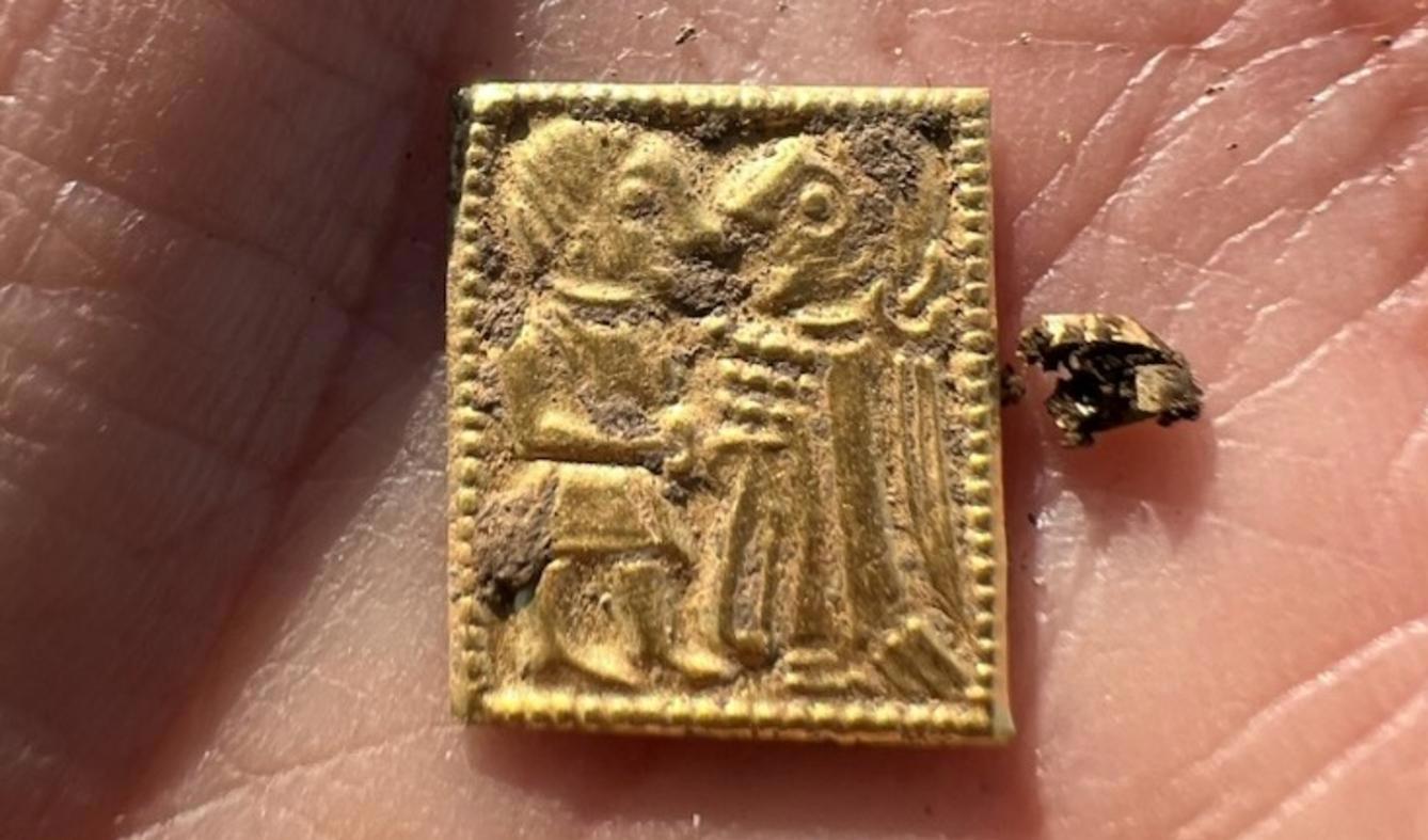 Arkeologer har gjort ett större fynd av guldbitar i Vingrom utanför Lillehammer. Foto: Kulturhistorisk museum,Universitetet i Oslo/ NTB