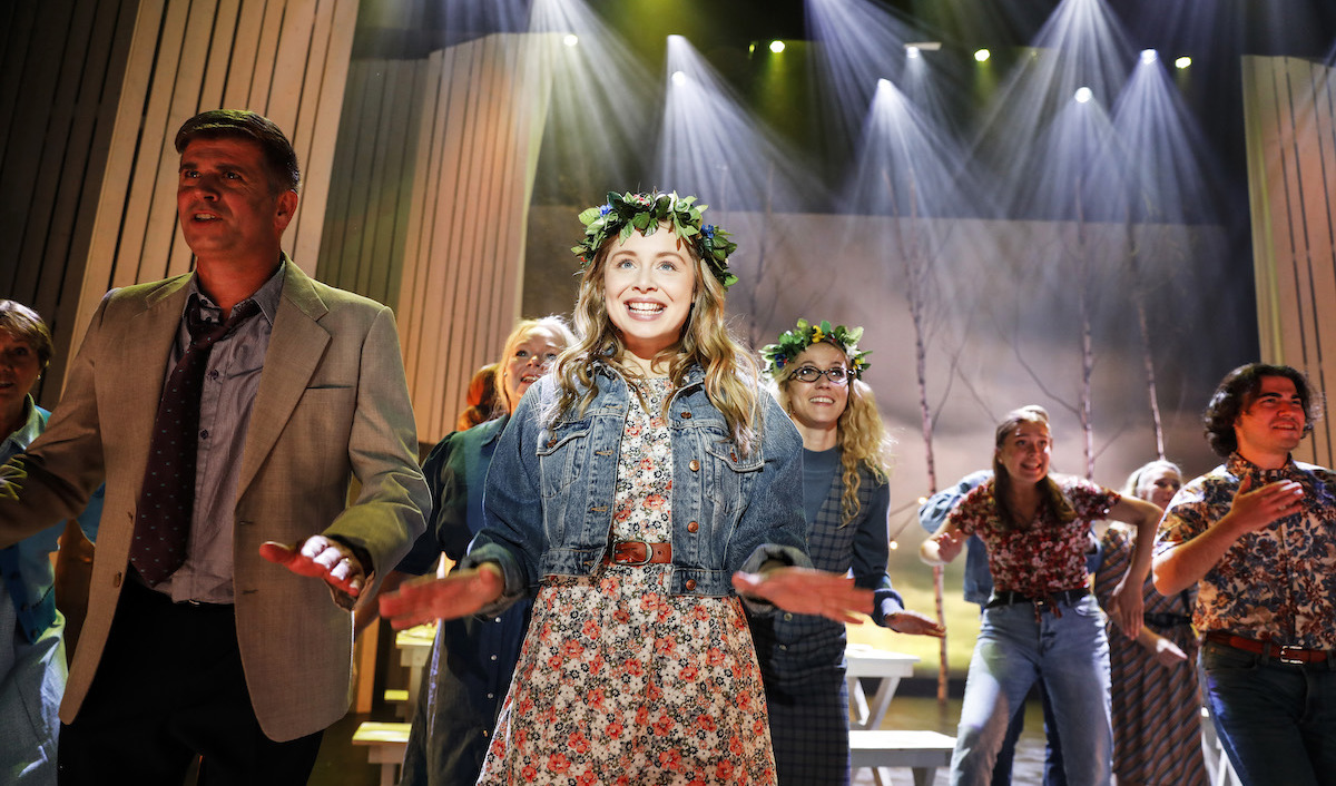 Kritikerrosade Tova Hollender i rollen som Lena i musikalen Så som i himmelen på Säffleoperan. Foto: Lina Ikse