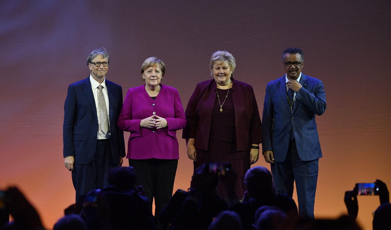 Bill Gates tillsammans med Tysklands tidigare förbundskansler Angela Merkel, Norges tidigare statsminister Erna Solberg och Tedros Ghebreyesus, generaldirektör för WHO, under världshälsomötet i Berlin 2018. Foto: John MacDougall/AFP