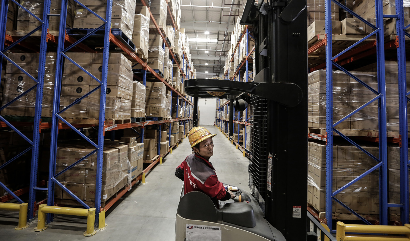På bilden ses en truckförare i en lagerlokal för Jing Dong-gruppen i Wuhan i Hubeiprovinsen i Kina den 5 november 2019. Foto: Wang He/Getty Images