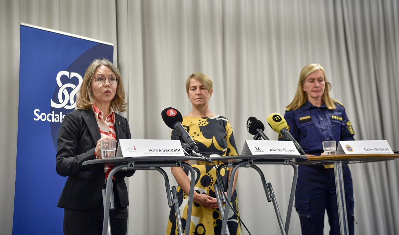 Anna Sandahl, ekonomi- och planeringsdirektör på Sis, Annika Öquist, enhetschef på Socialstyrelsen och polismästare Carin Götblad, under måndagens pressträff. Foto: Mikaela Landeström/TT