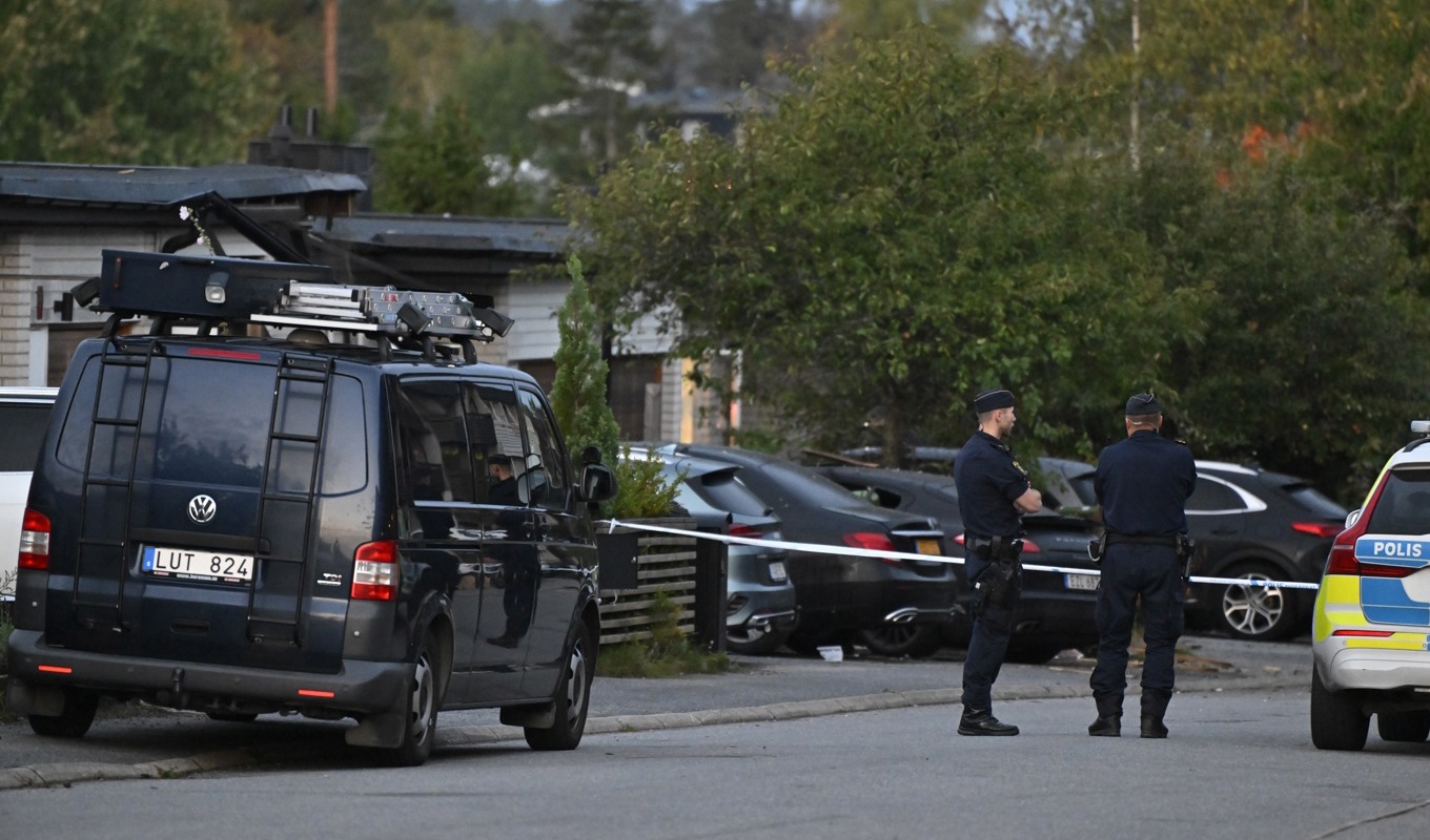 Polis och bombtekniker på plats efter explosionen i Huddinge. Foto: Henrik Montgomery/TT