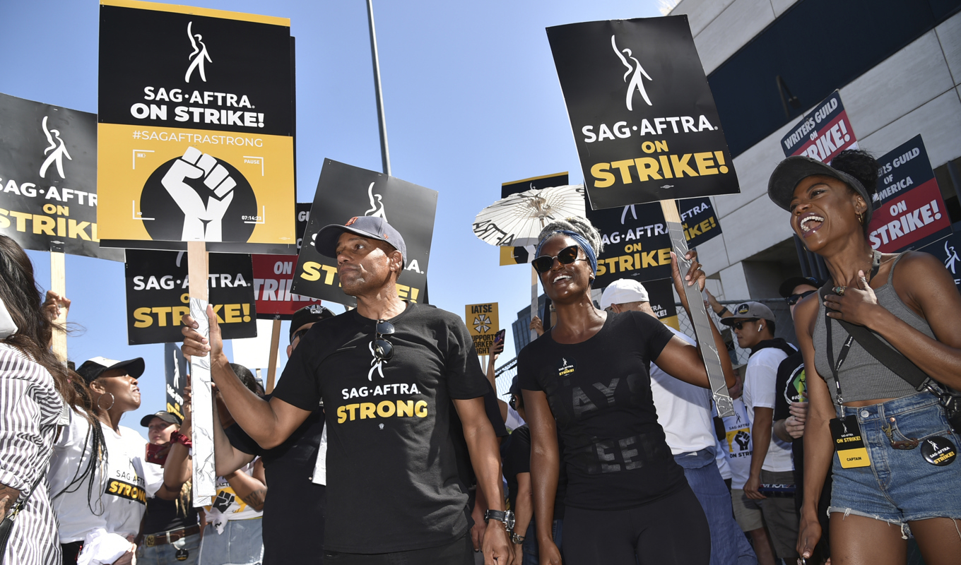 Strejkande skådespelare utanför Universal Studios i Kalifornien i USA. Arkivbild. Foto: Richard Shotwell/AP/TT