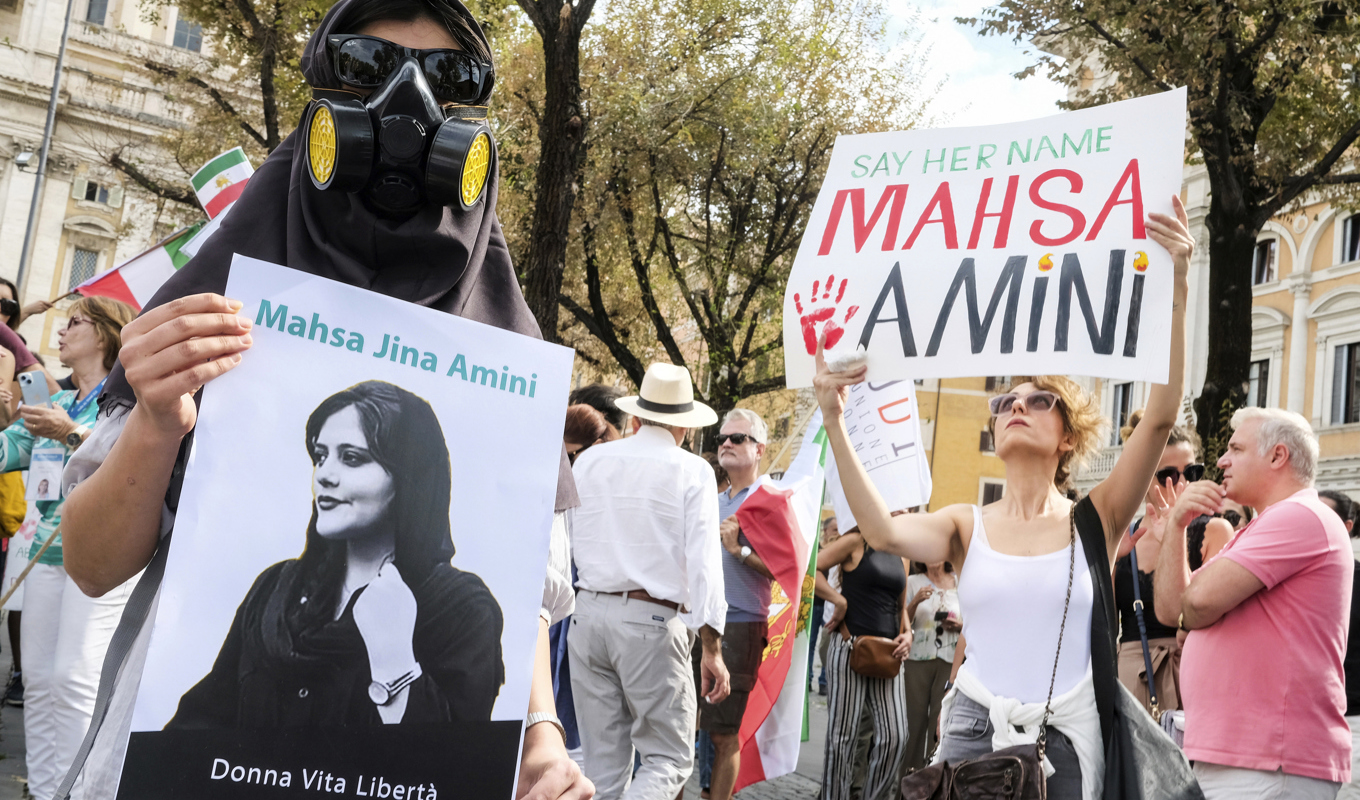 Nyligen demonstrerade människor på många platser i Europa för att hedra den 22-åriga iranskan Mahsa Amini som dog förra året efter att ha gripits av den iranska moralpolisen. Nu uppger en organisation för kurders rättigheter att en 16-årig iranska hamnat i koma efter att ha konfronterats av polisen i Teheran. Arkivbild. Foto: Mauro Scrobogna/AP/TT