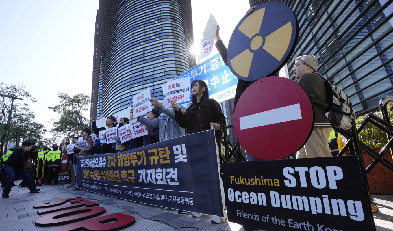 Protest i Sydkorea mot att spillvatten från Fukushima förs ut i havet. Foto: Ahn Young-joon/AP/TT