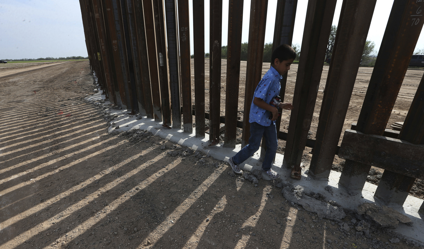 För första gången under Joe Bidens tid som president ges dispens från bland annat flera miljölagar för att en del av en mur mot Mexiko, i södra Texas, ska kunna skyndas på. Arkivbild. Foto: Delcia Lopez/AP/TT
