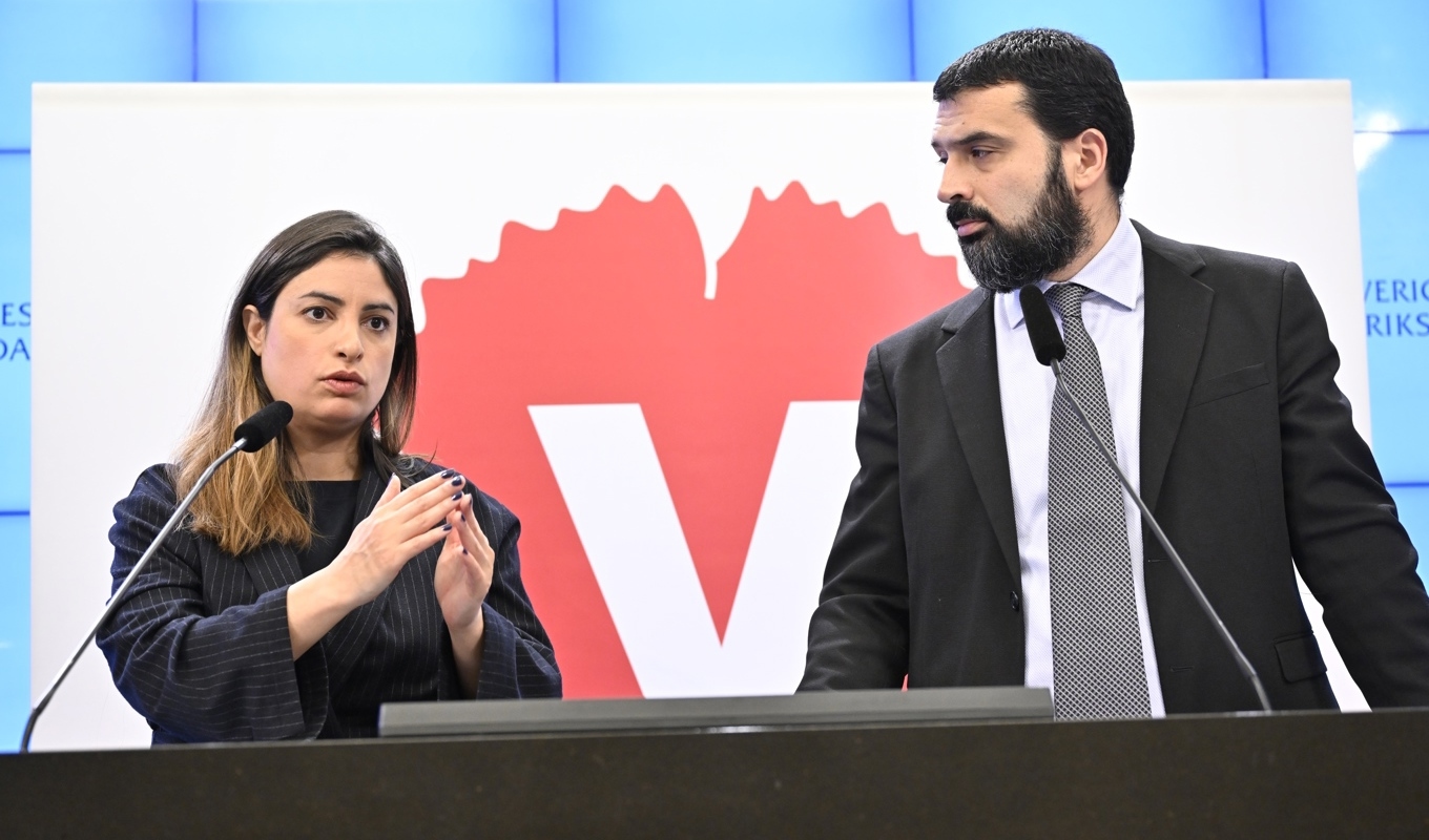 Vänsterpartiets partiledare Nooshi Dadgost (V) och ekonomiskpolitiska talesperson Ali Esbati (V) presenterar partiets skuggbudget. Foto: Henrik Montgomery/TT