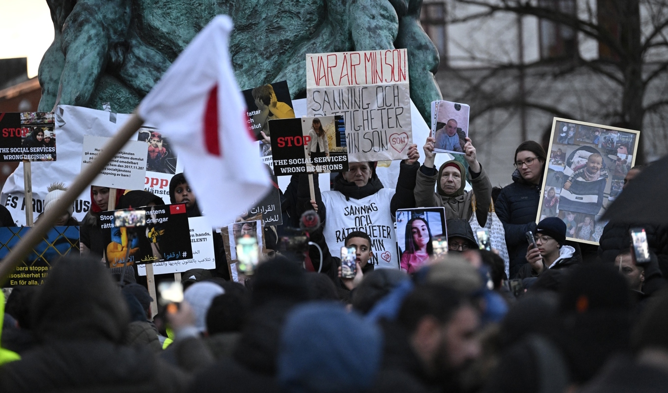 Demonstration mot LVU och socialtjänsten på Möllevångstorget i Malmö förra året. Foto: Johan Nilsson/TT