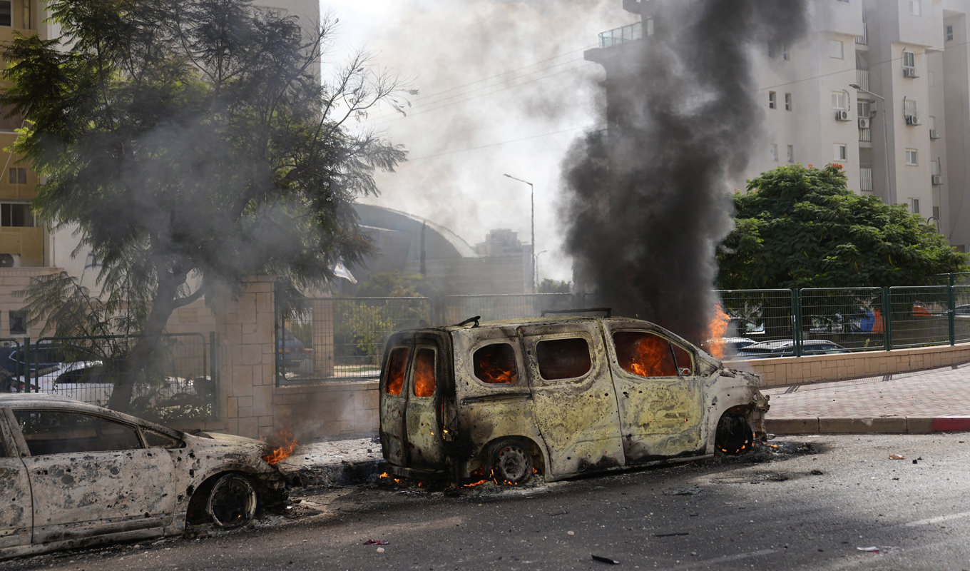 Bilar i brand i Ashkelon i Israel efter raketnedslagen. Foto: Ohad Zwigenberg/AP/TT